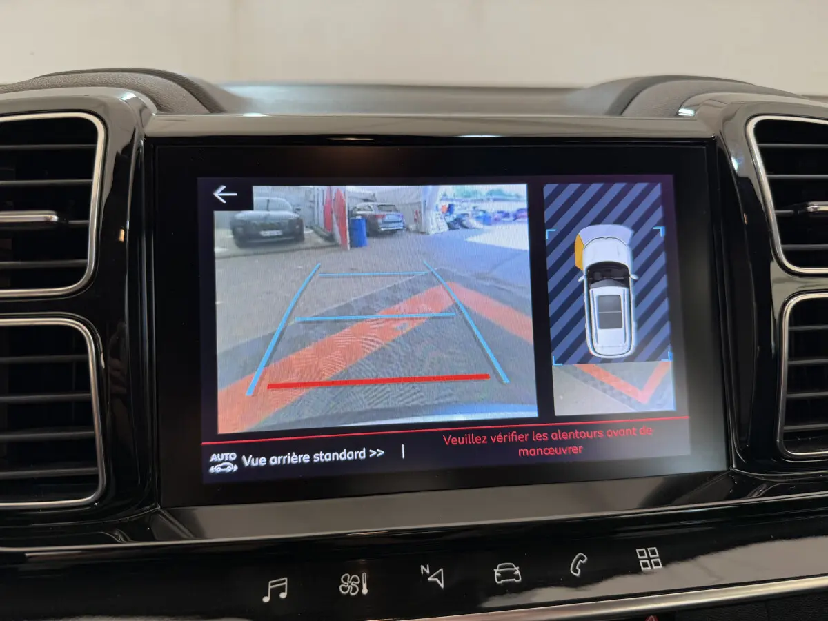 Écran tactile intérieur du Citroën C5 Aircross gris clair montrant la caméra de recul et l'aide au stationnement arrière.