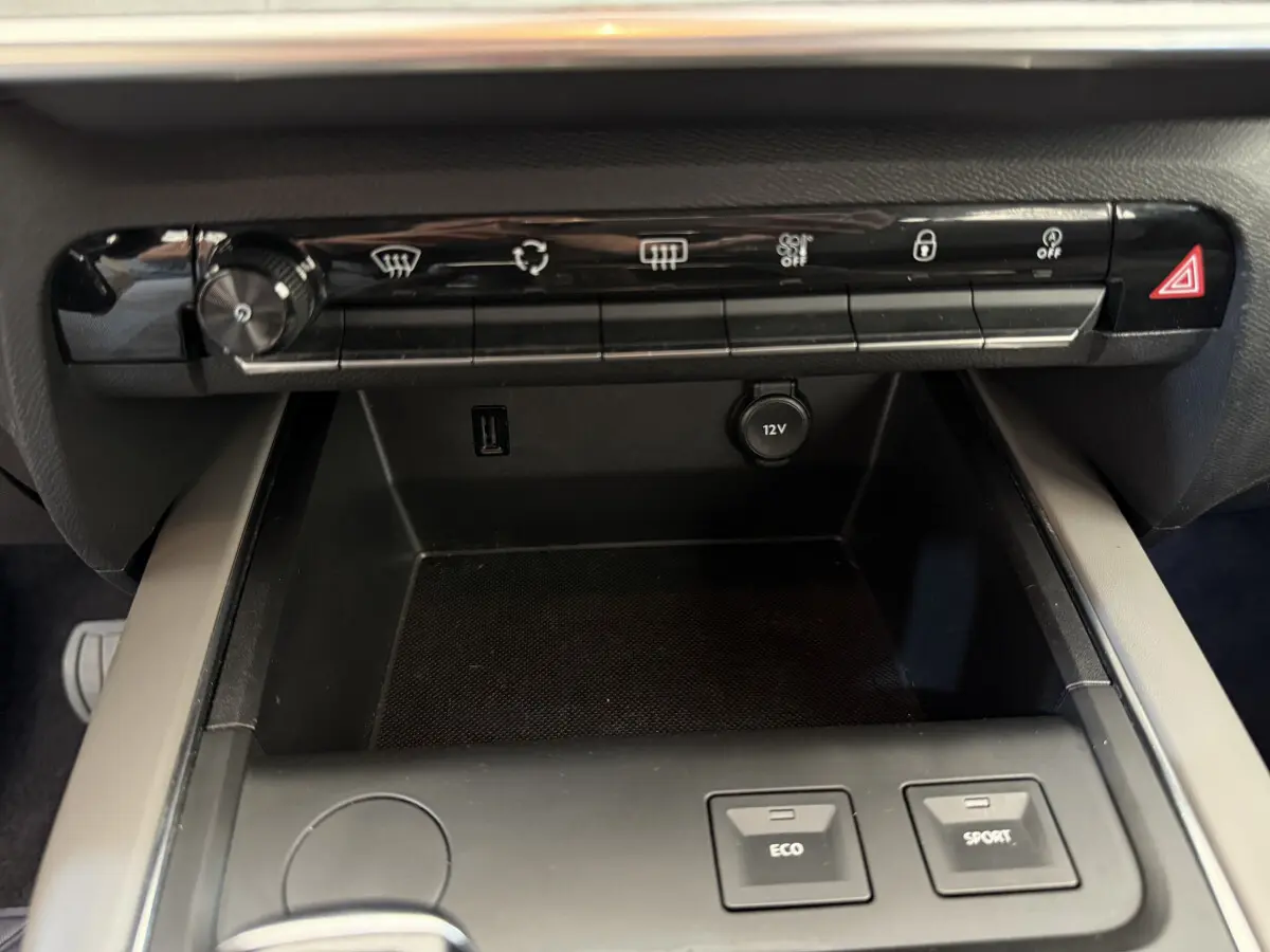 Gros plan sur la console centrale noire du Citroën C5 Aircross 2020, avec boutons Eco et Sport visibles.