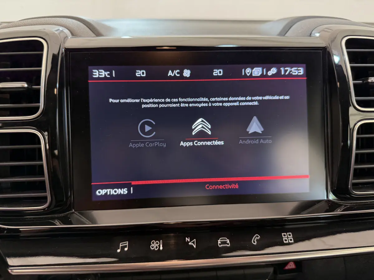 Écran tactile central du tableau de bord du Citroën C5 Aircross 2020 affichant les options Apple CarPlay et Android Auto.