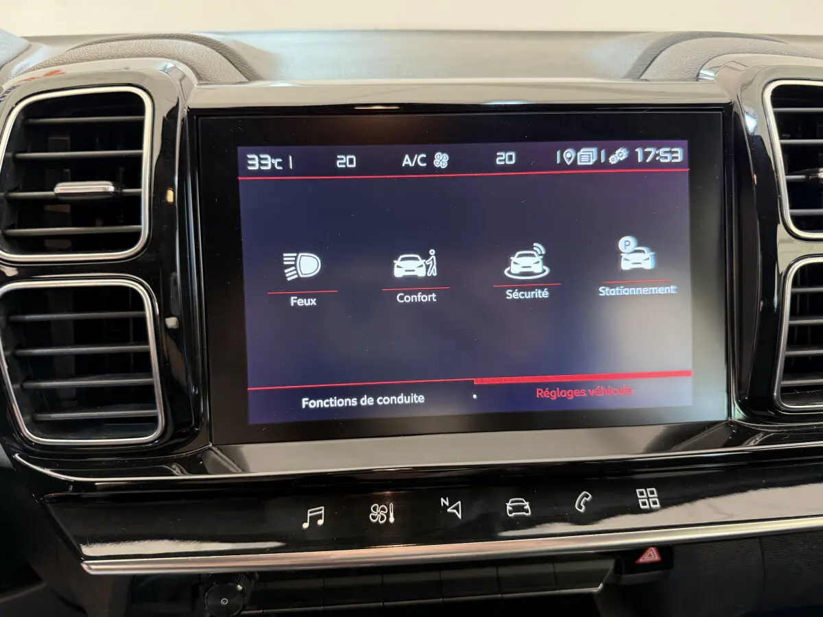 Écran tactile central du tableau de bord du Citroën C5 Aircross 2020, affichant les réglages de conduite et fonctions sécurité.