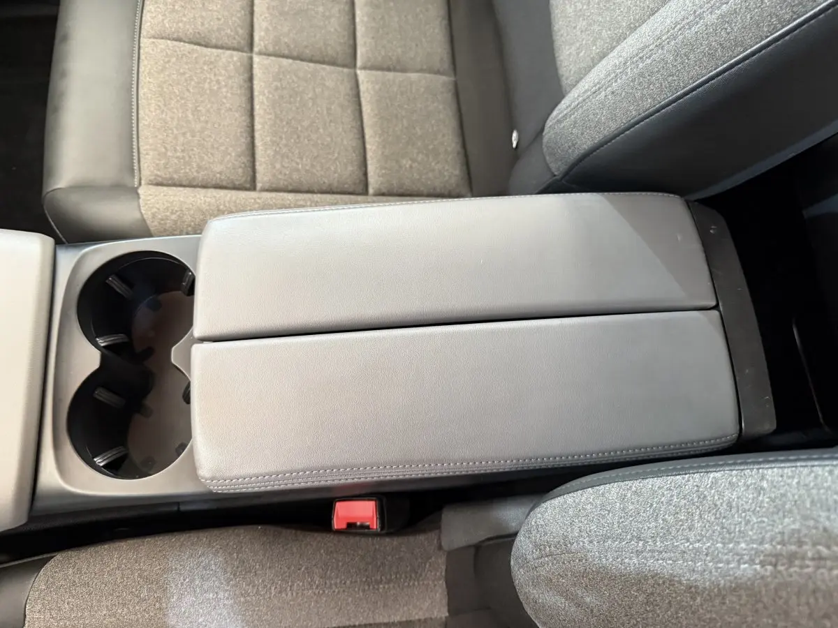 Accoudoir central gris clair et sièges tissu gris du Citroën C5 Aircross Business 2020 vus de dessus.