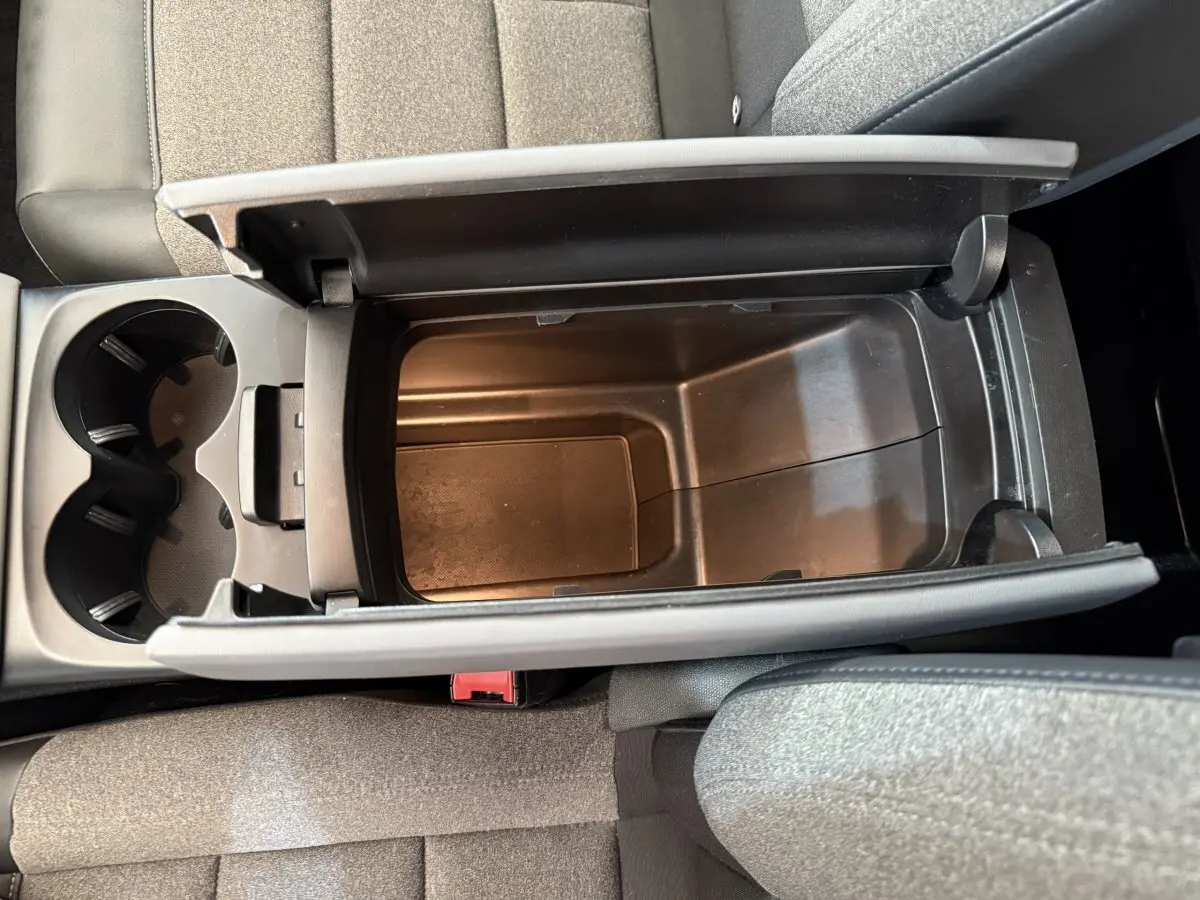 Vue plongeante sur la console centrale ouverte et les sièges gris clair du Citroën C5 Aircross 2020.