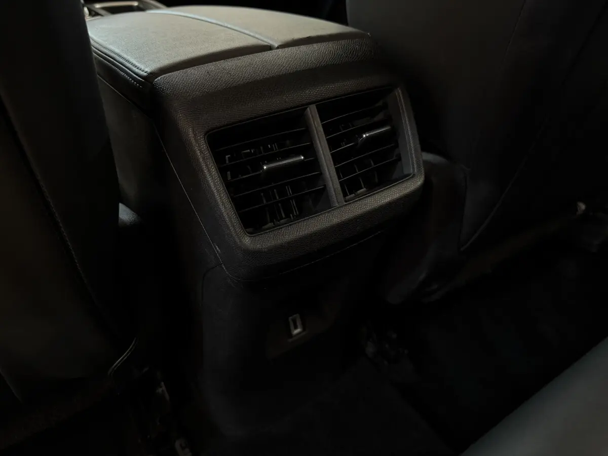 Vue rapprochée des aérateurs arrière et prise USB sur la console centrale du Citroën C5 Aircross gris clair.