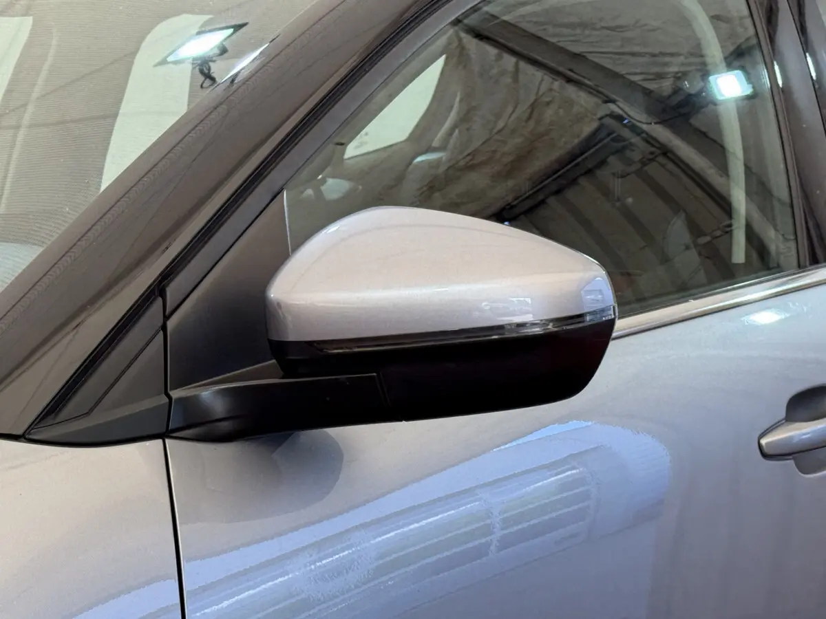 Rétroviseur côté gauche gris clair du Citroën C5 Aircross 2020 avec clignotant intégré, vue rapprochée.