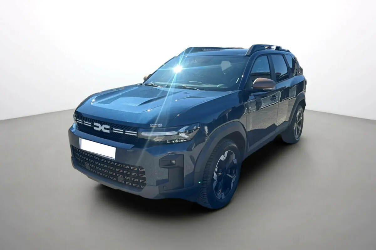 Vue 3/4 avant du Dacia Bigster bleu indigo 2025 avec calandre marquée et jantes noires distinctives.
