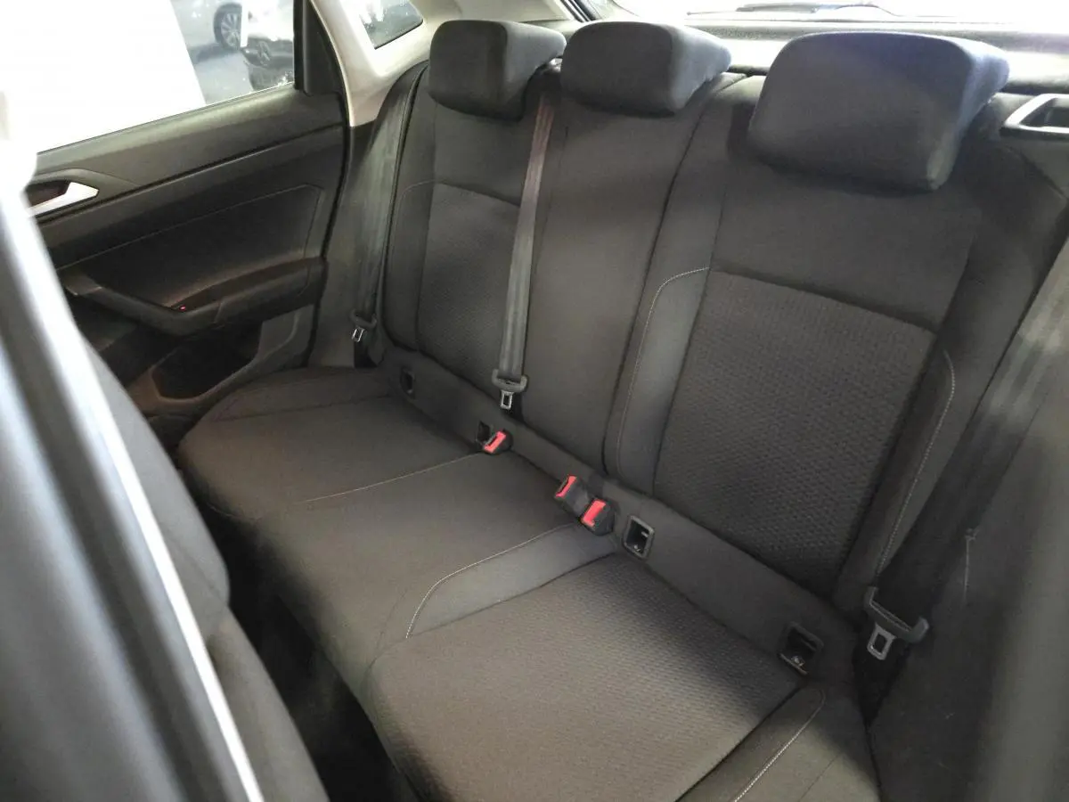 Banquette arrière en tissu noir vue côté gauche dans une Volkswagen Polo 1.6 TDI Lounge Business gris 2020.