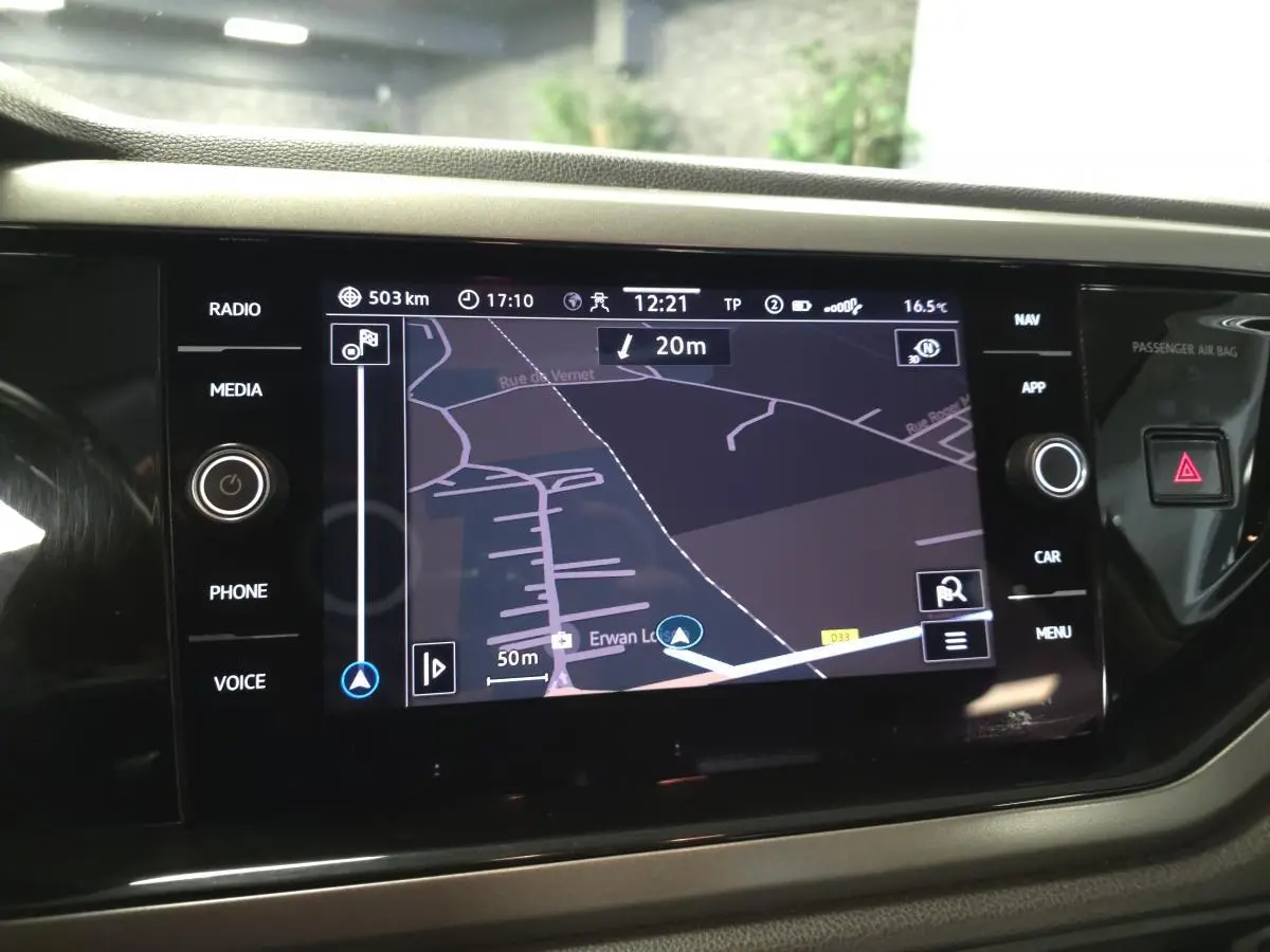 Écran tactile central du système de navigation de la Volkswagen Polo 2020 avec commandes autour et affichage carte.