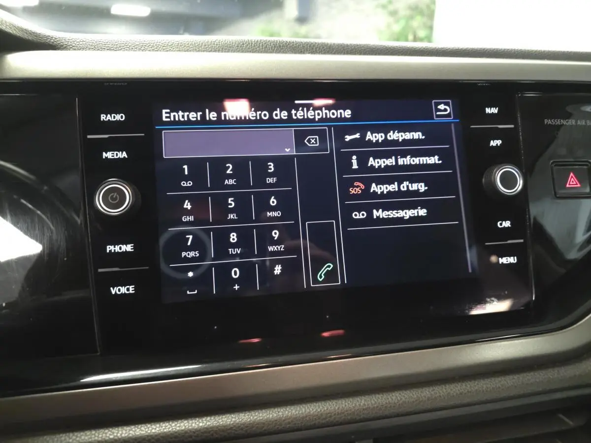 Écran tactile central du système infotainment Volkswagen Polo 2020 affichant le clavier téléphonique et options d'appel.