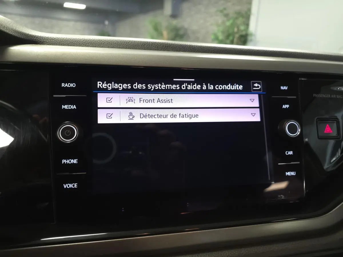 Écran tactile central affichant les réglages d'aide à la conduite de la Volkswagen Polo 1.6 TDI Lounge Business.