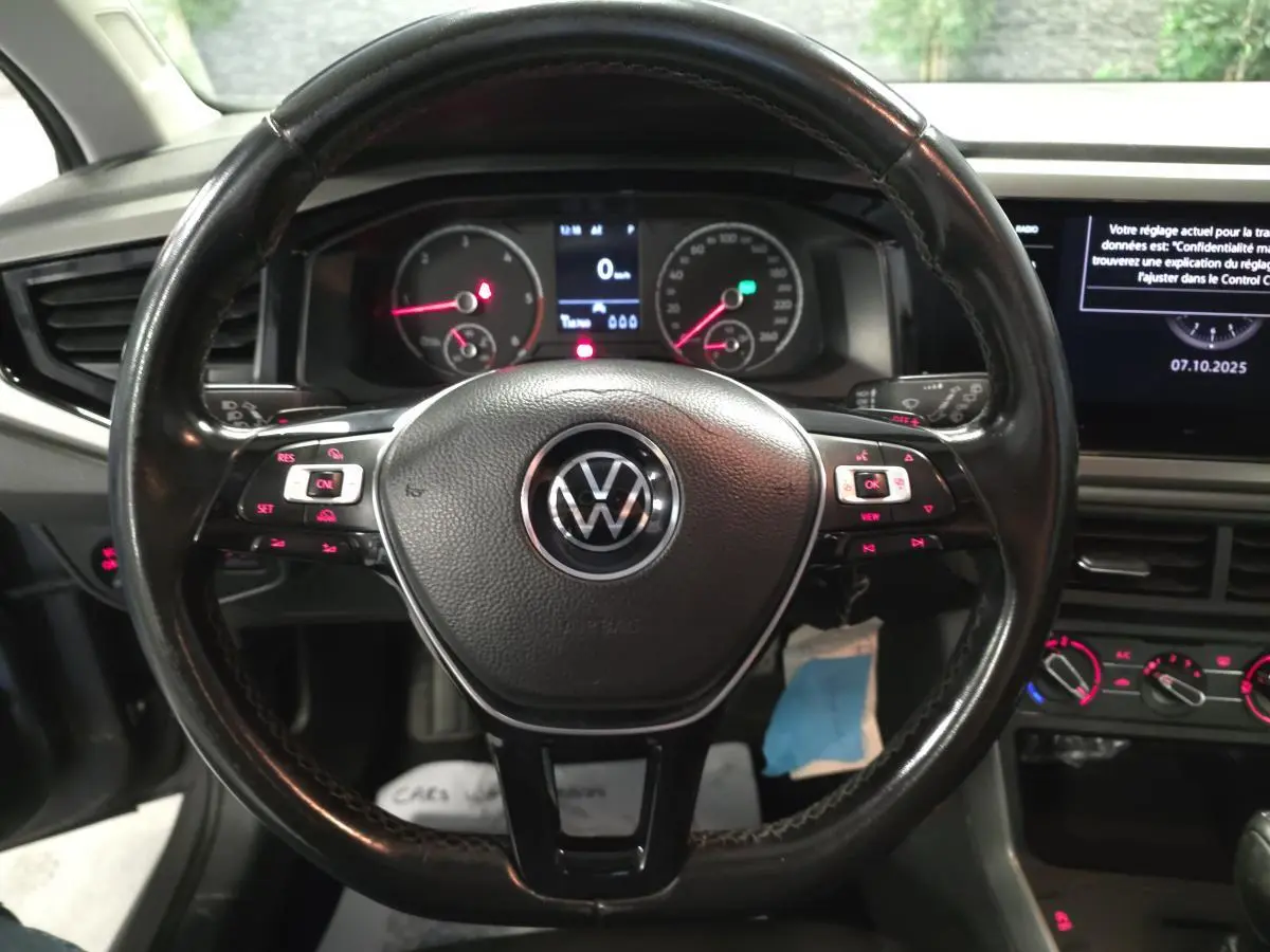 Volant cuir multifonction noir de Volkswagen Polo 1.6 TDI Lounge Business 2020 avec tableau de bord et commandes éclairées rouges.