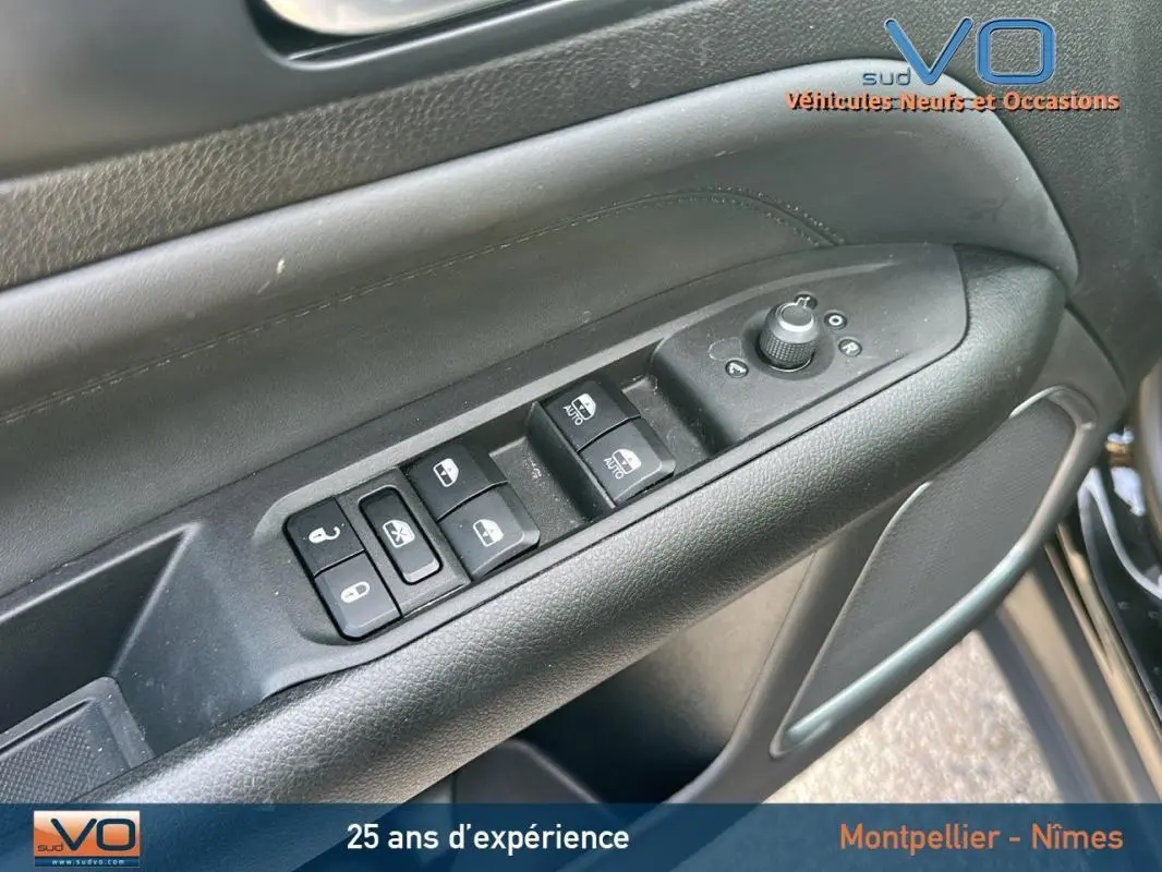 Commande des vitres et rétroviseurs côté conducteur du Jeep Compass noir 2024 avec boutons de réglage et verrouillage.