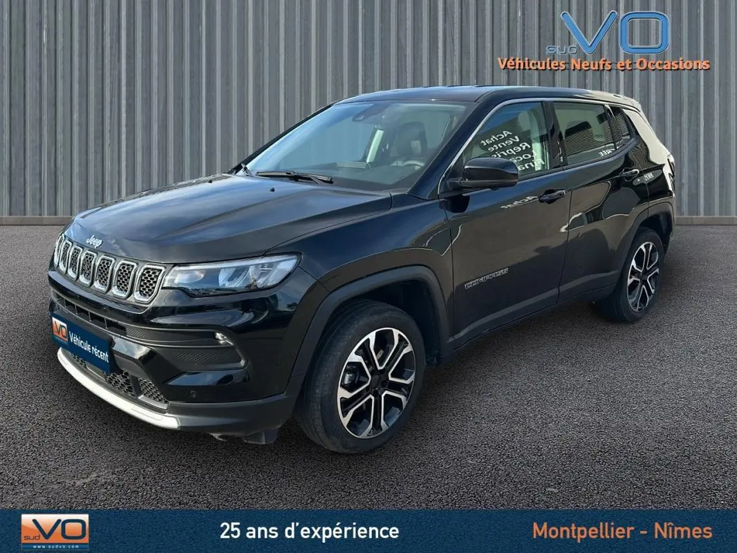 Jeep Compass noir en 3/4 avant droit, avec jantes alliage 18 pouces et détails chromés sur la calandre.