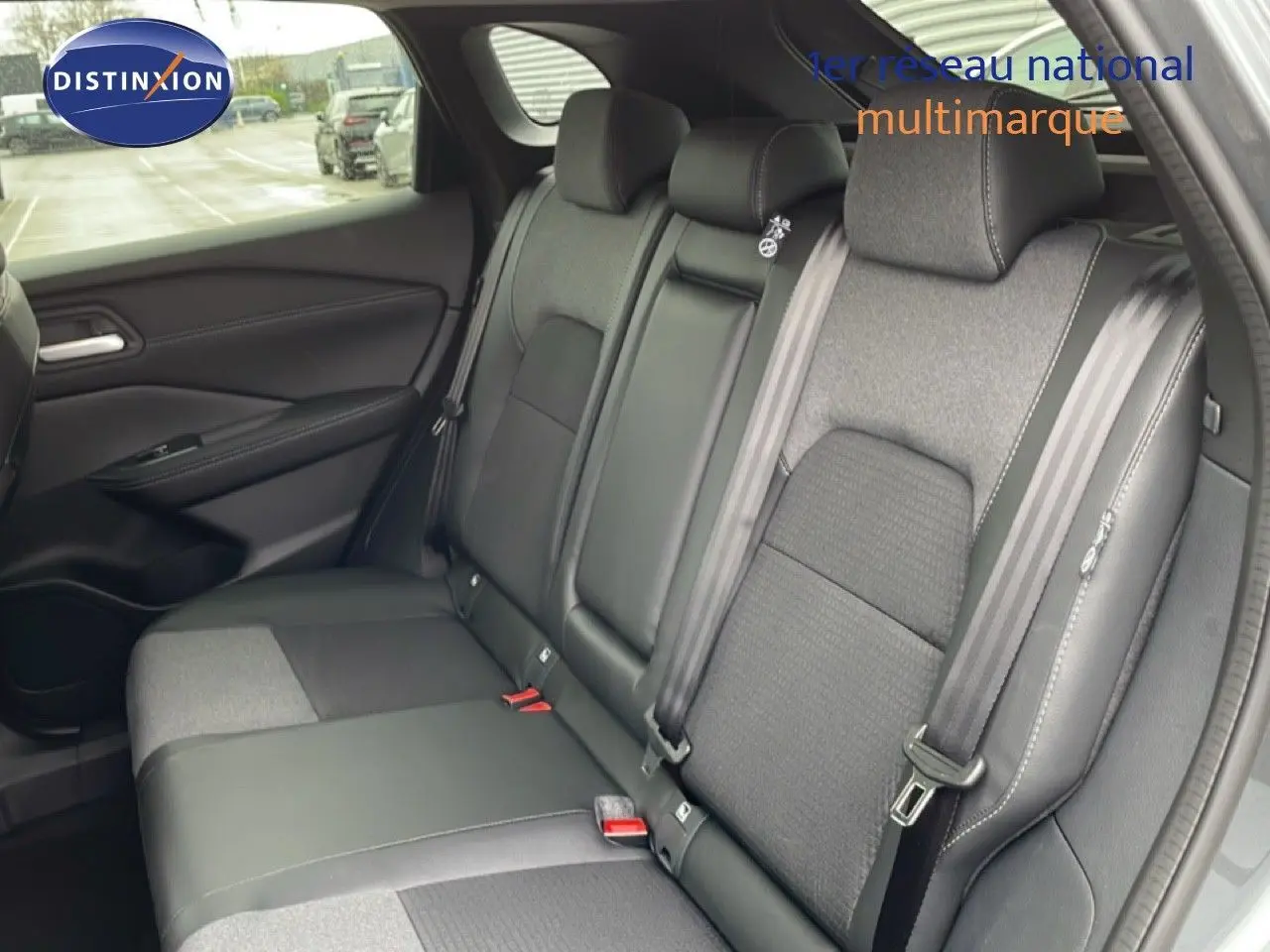 Vue intérieure côté gauche des sièges arrière en tissu et cuir noir du Nissan Qashqai 1.5 E-POWER gris squale métal 2026.