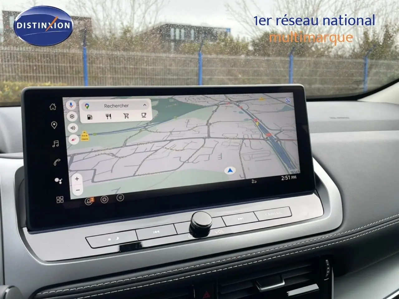 Écran tactile central du Nissan Qashqai 2026 affichant une carte de navigation, intérieur gris clair.