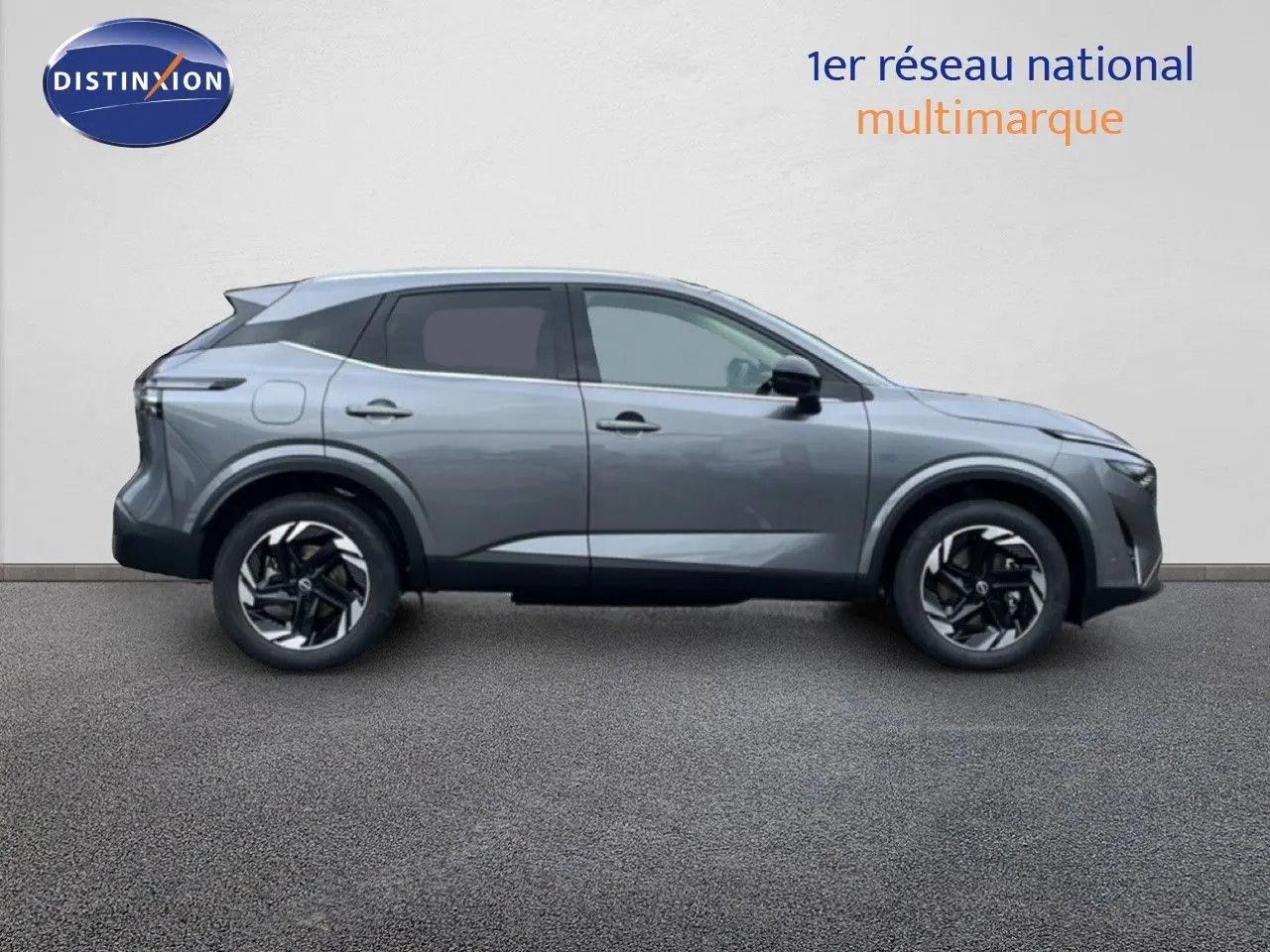 Vue de profil côté gauche du Nissan Qashqai 1.5 E-POWER gris squale metal avec jantes bi-ton distinctives.
