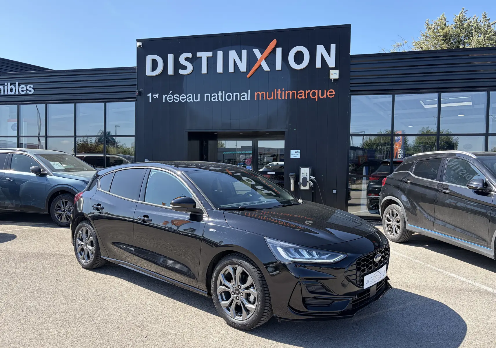 Ford Focus IV ST-Line X noir Agate vue 3/4 avant droit, jantes alliage 17'' et calandre noire sportive.
