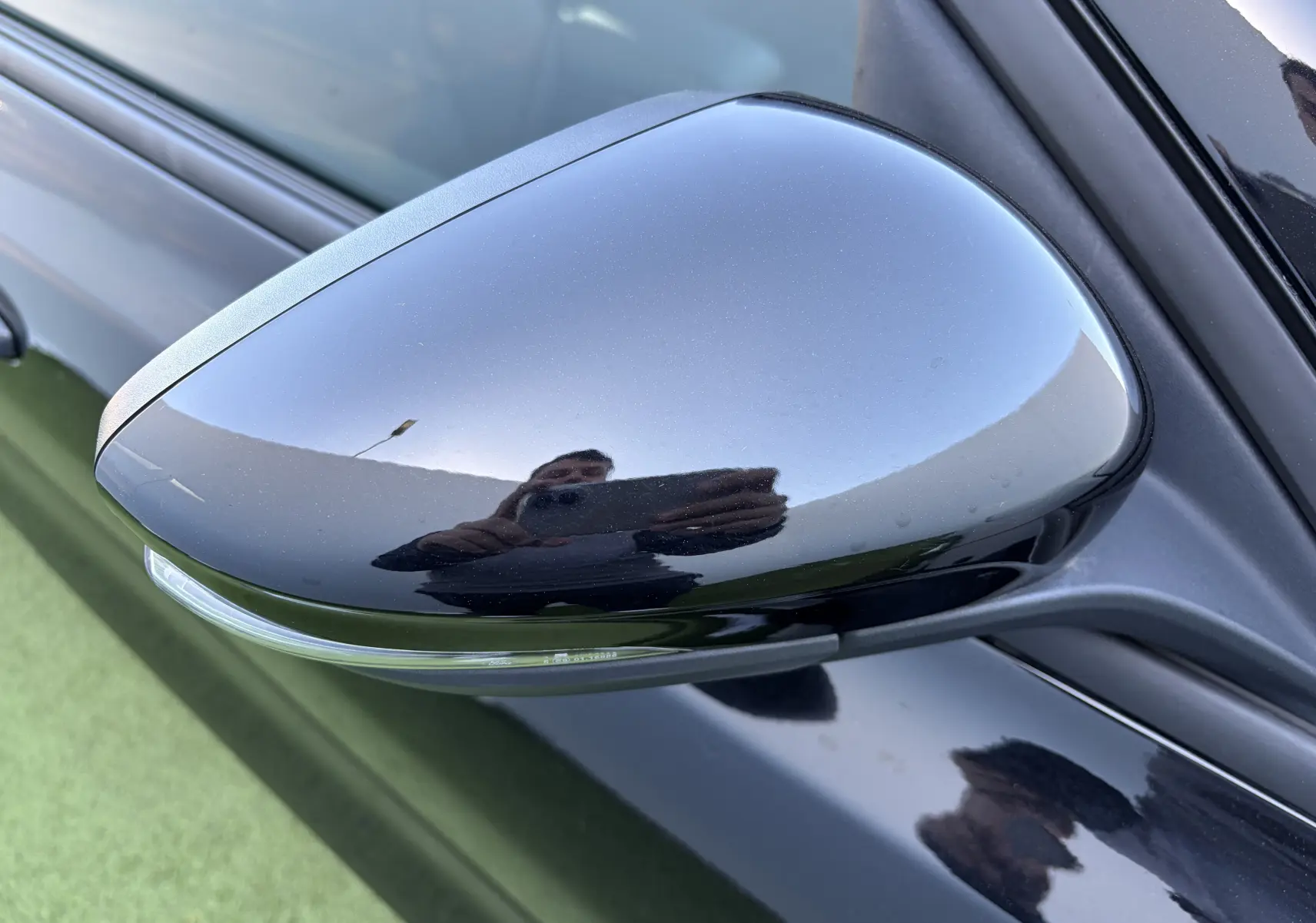 Rétroviseur côté gauche noir agate métallisé de Ford Focus IV ST-Line X 2025 avec clignotant intégré.