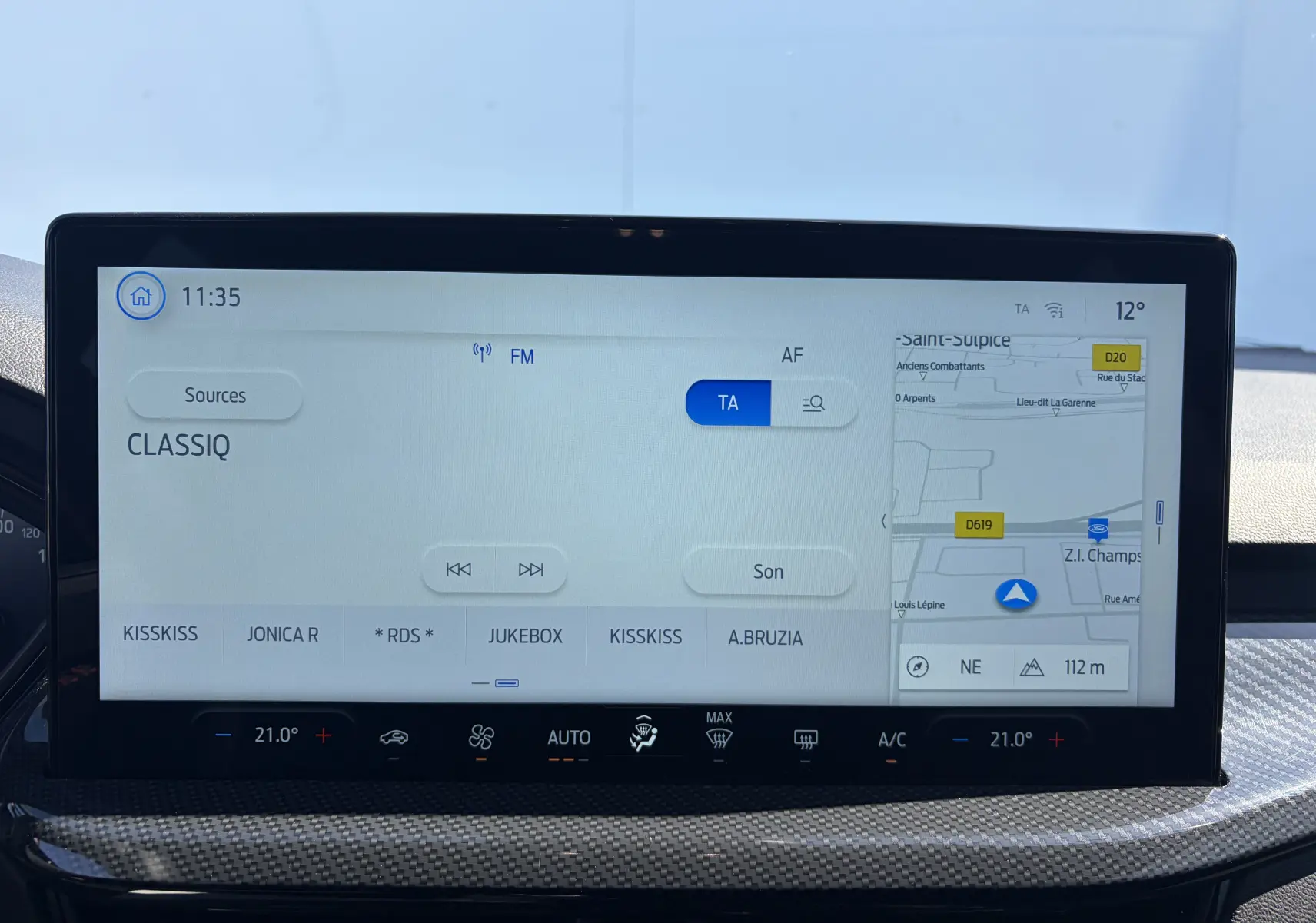 Écran tactile 13 pouces du système multimédia Ford SYNC 4 avec navigation, affichage radio et carte GPS.