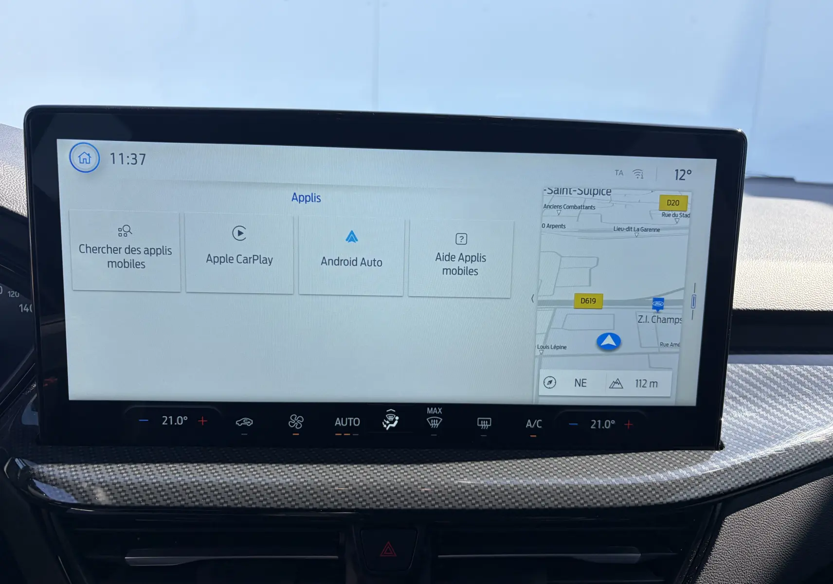 Écran tactile 13 pouces du Ford Focus IV noir, affichant navigation et options Apple CarPlay et Android Auto.