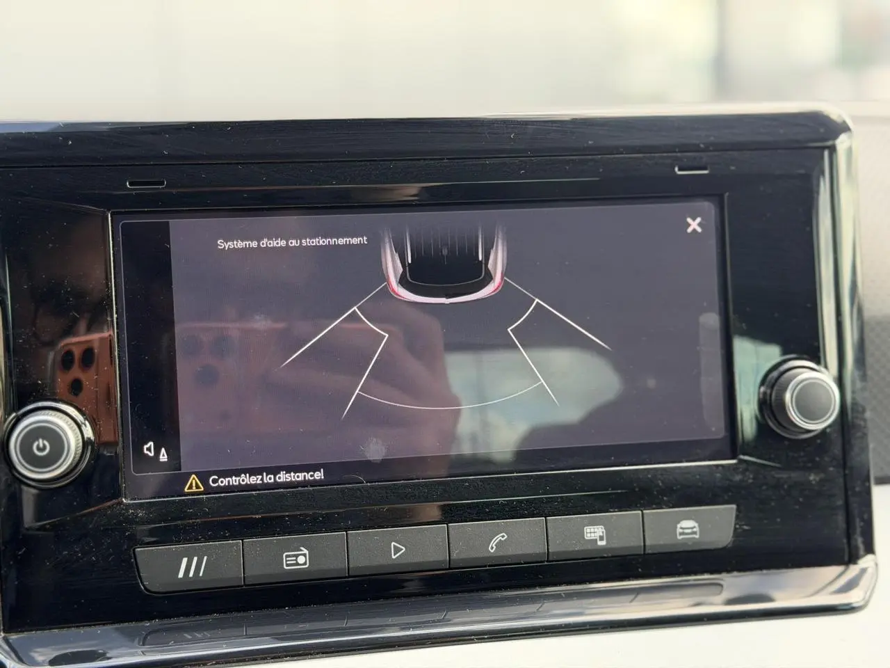 Écran tactile du système d'aide au stationnement de la SEAT Arona TSI 115 Style, vue intérieure centrale.