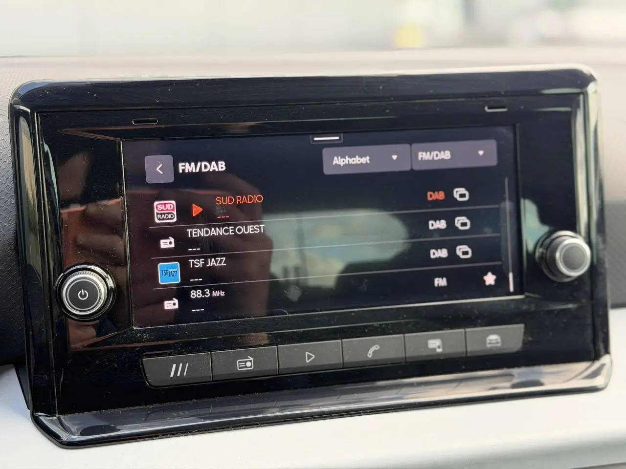 Écran tactile central du système MediaSystem+ du SEAT Arona, affichant les radios FM/DAB.