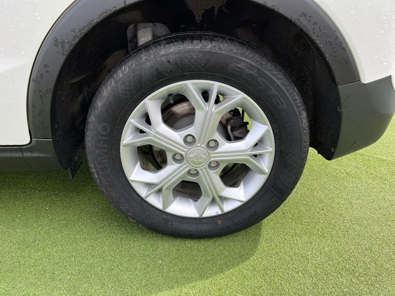 Gros plan sur la roue avant droite avec jante alliage 16'' du SsangYong Tivoli blanc 2021.