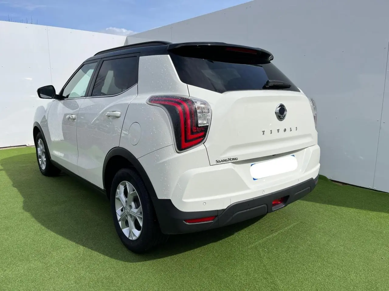 Vue 3/4 arrière droite du SsangYong Tivoli blanc avec jantes alliage 16 pouces et vitres arrière surteintées.