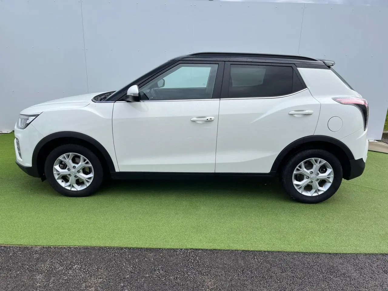 Vue de profil côté gauche du SsangYong Tivoli blanc avec toit noir et jantes alliage 16 pouces.
