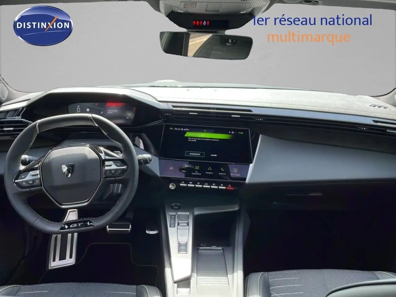 Vue intérieure avant de la Peugeot 308 gris Artense, tableau de bord moderne avec écran tactile et volant GTL cuir.