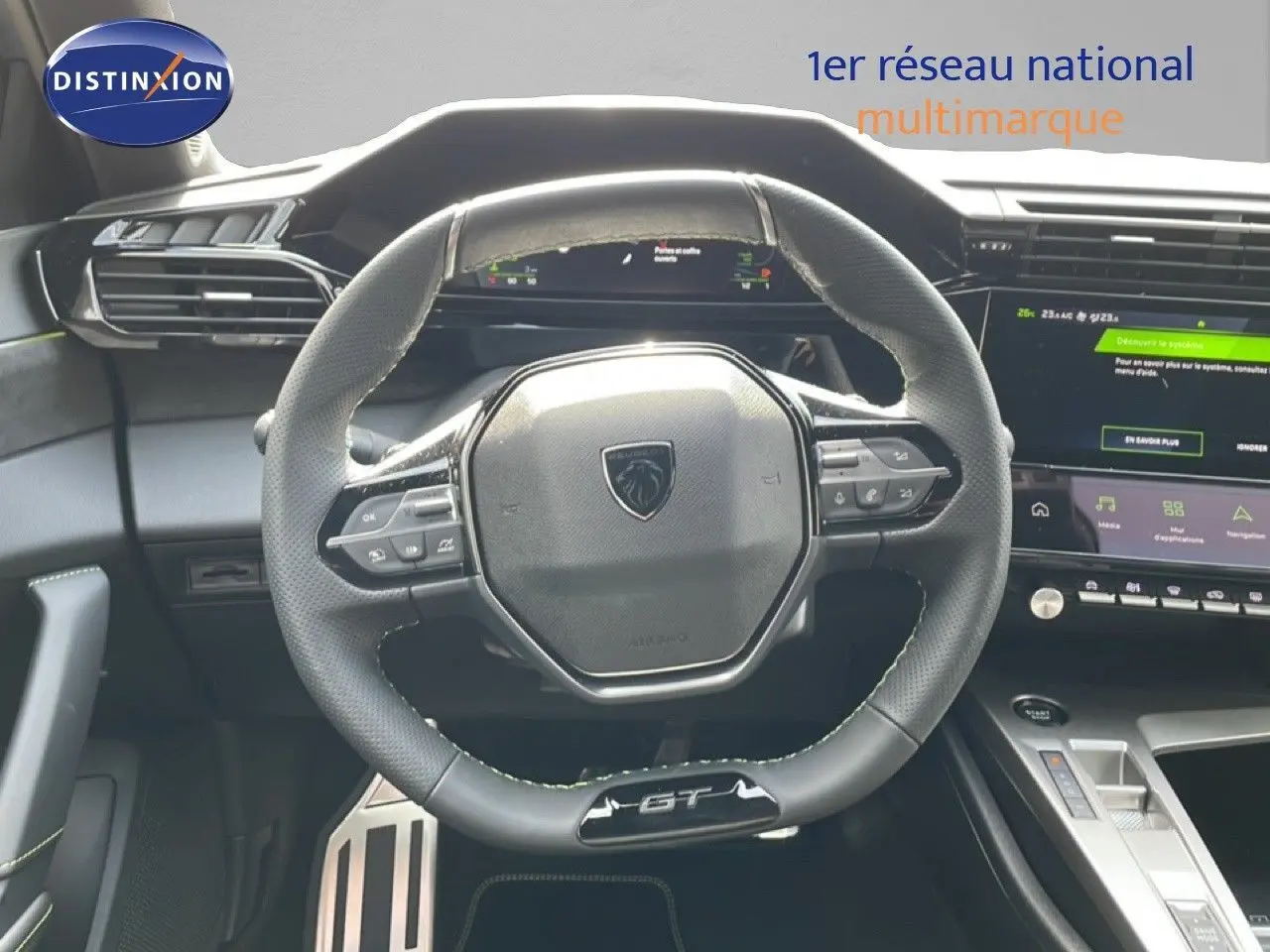 Vue intérieure centrée sur le volant cuir GT du Peugeot 308 gris Artense, avec tableau de bord et écran tactile visibles.