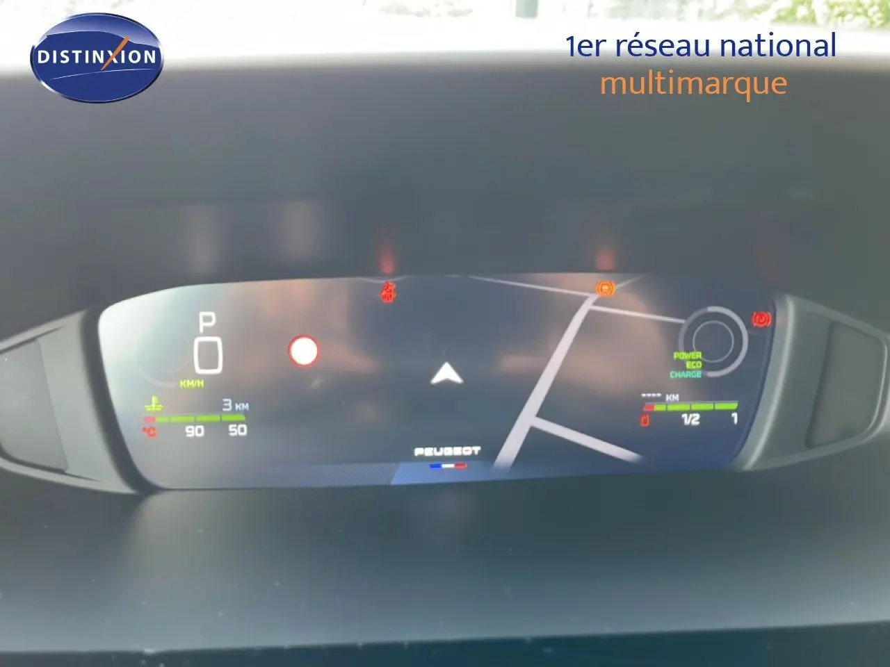 Tableau de bord numérique de Peugeot 308 hybride, affichant la vitesse, la navigation et l’état du véhicule en vue frontale.