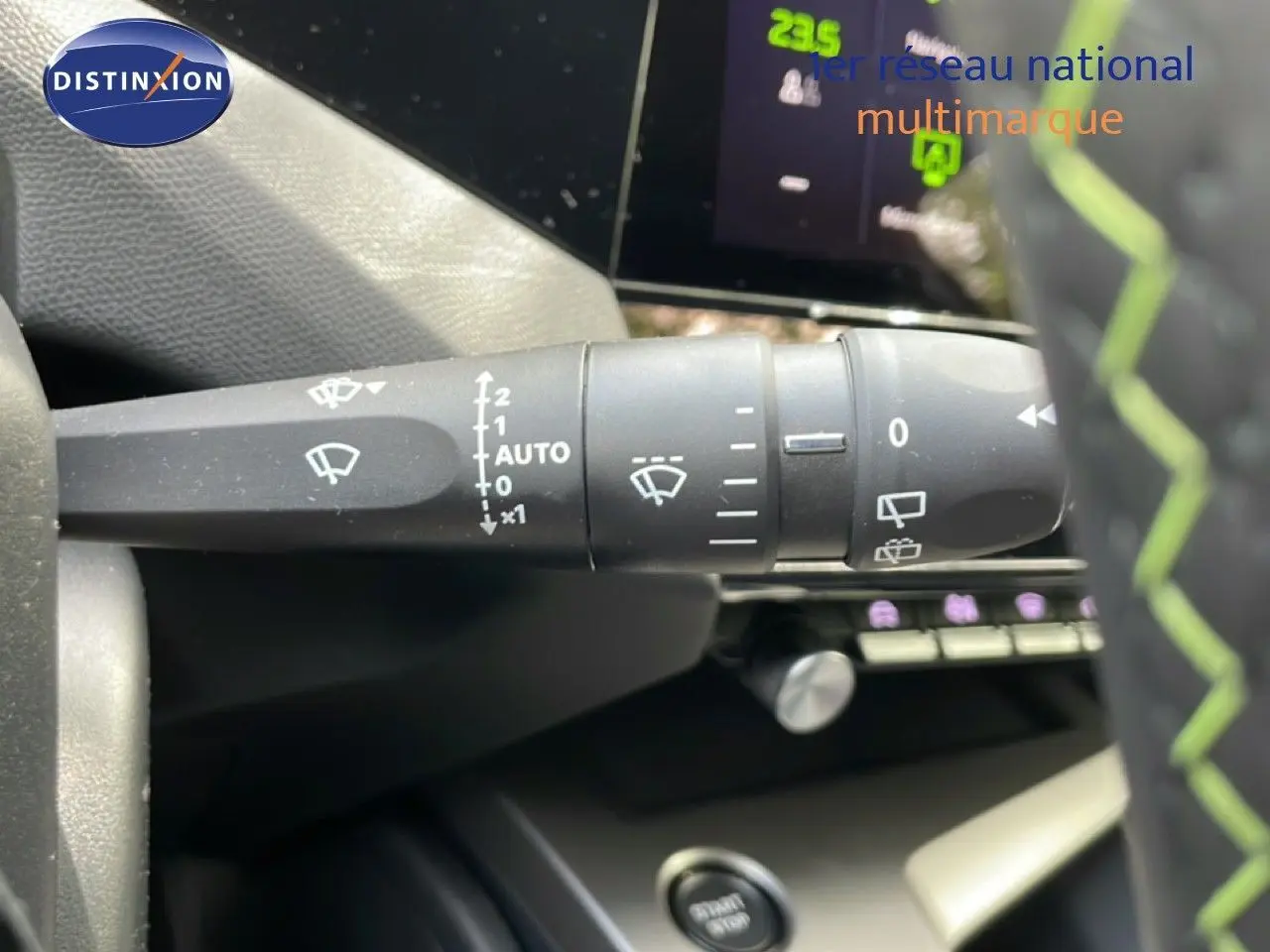Gros plan sur la commande d’essuie-glace à gauche du volant d’une Peugeot 308 gris Artense 2026, intérieur noir.