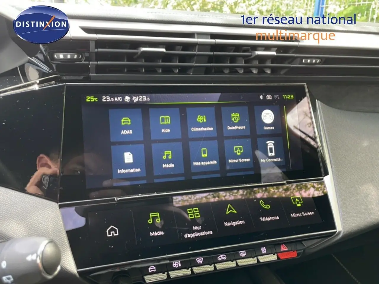 Vue rapprochée de l'écran tactile central du Peugeot 308 gris Artense, affichant le menu multimédia et climatisation.