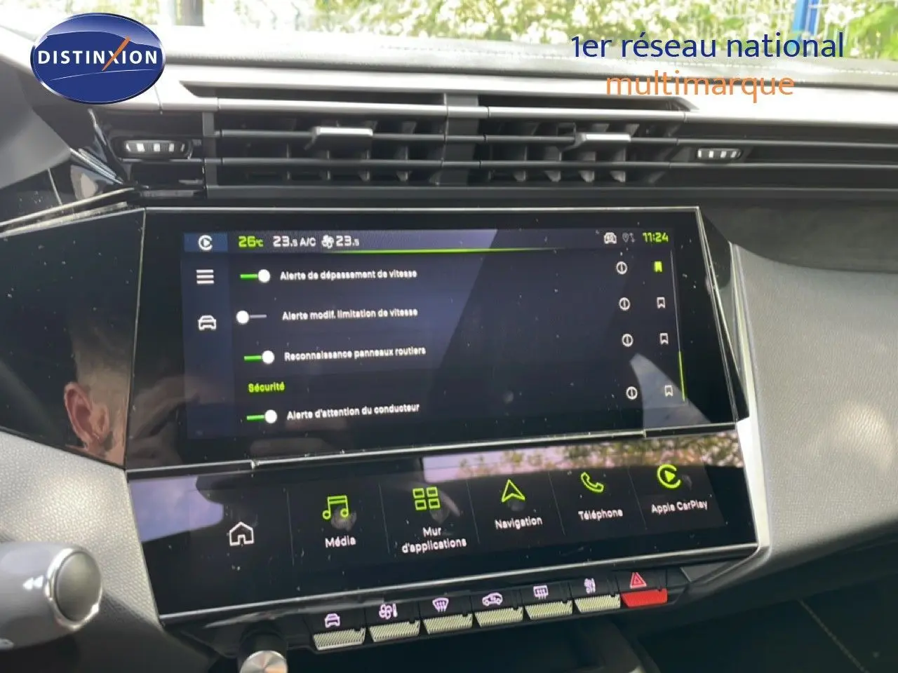 Vue rapprochée de l’écran tactile central du tableau de bord de la Peugeot 308 gris Artense, affichant les alertes de sécurité.