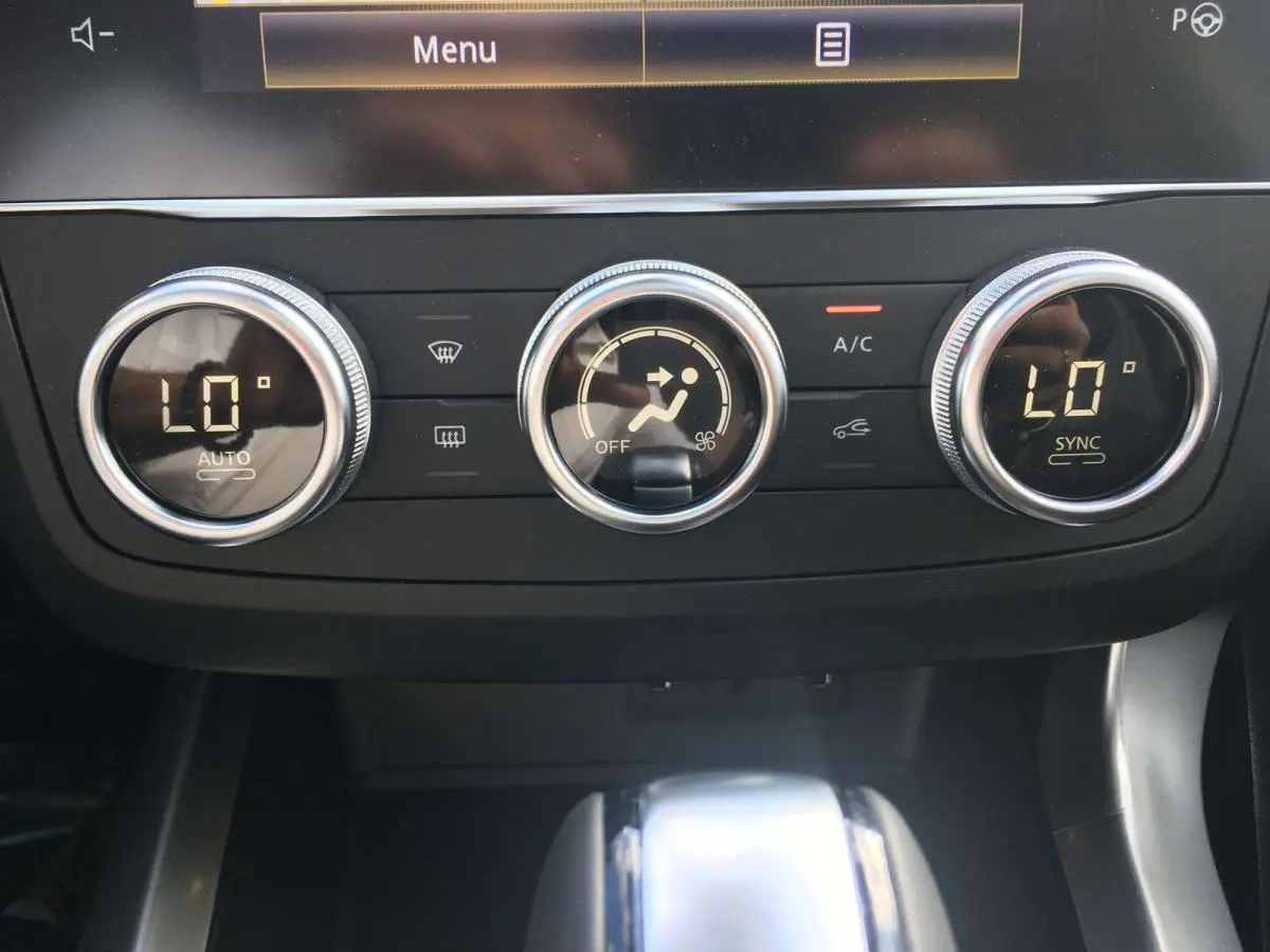Gros plan sur la console centrale du Renault Kadjar 2020, montrant les commandes de climatisation automatique bi-zone.