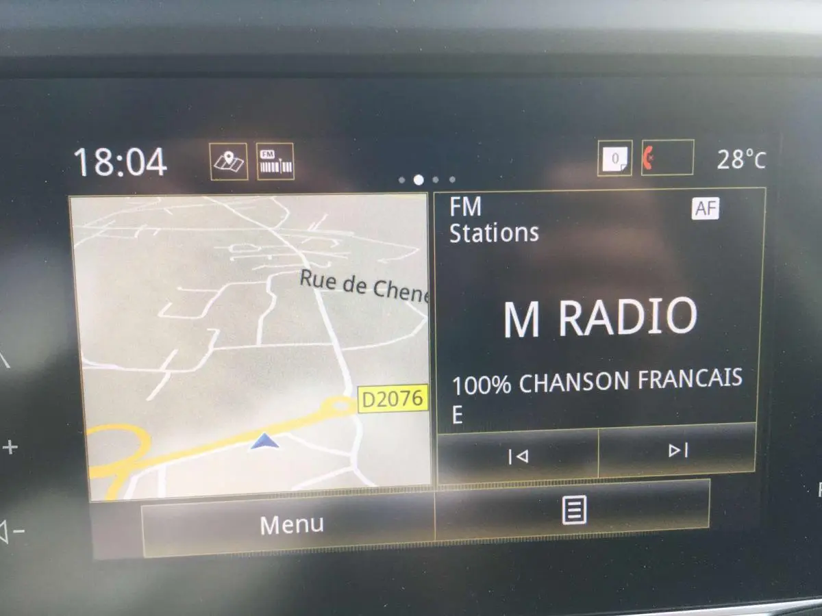 Écran tactile R-LINK 2 du Renault Kadjar 2020 affichant navigation et radio FM en intérieur véhicule.