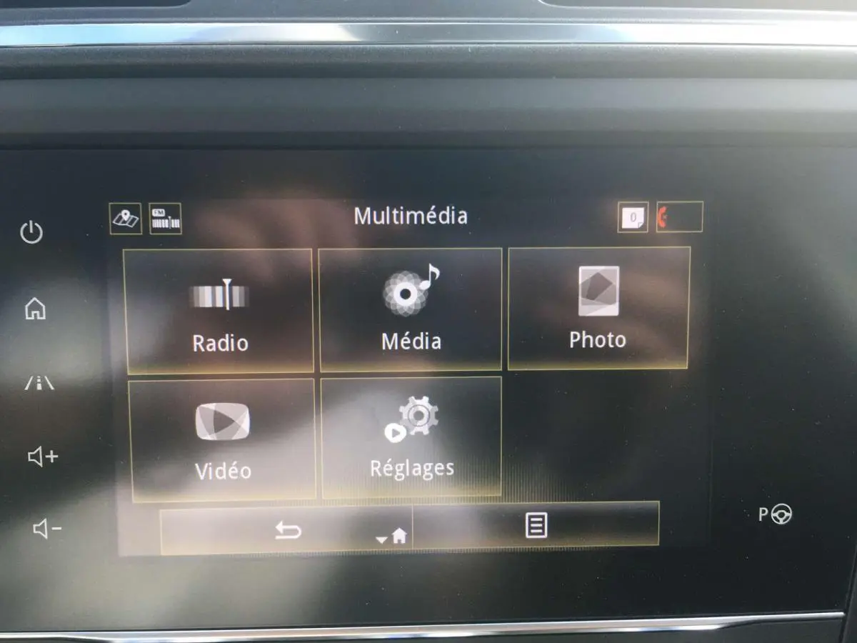 Écran tactile multimédia R-LINK 2 du Renault Kadjar 2020 affichant les options Radio, Média, Photo, Vidéo et Réglages.