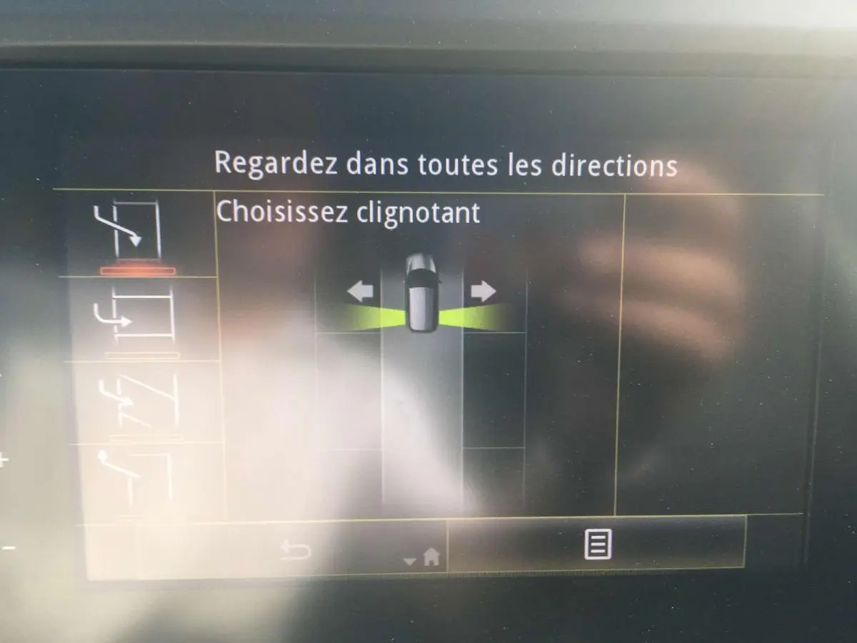 Écran tactile du système R-LINK 2 du Renault Kadjar 2020 montrant l'assistance au stationnement avec choix de clignotant.