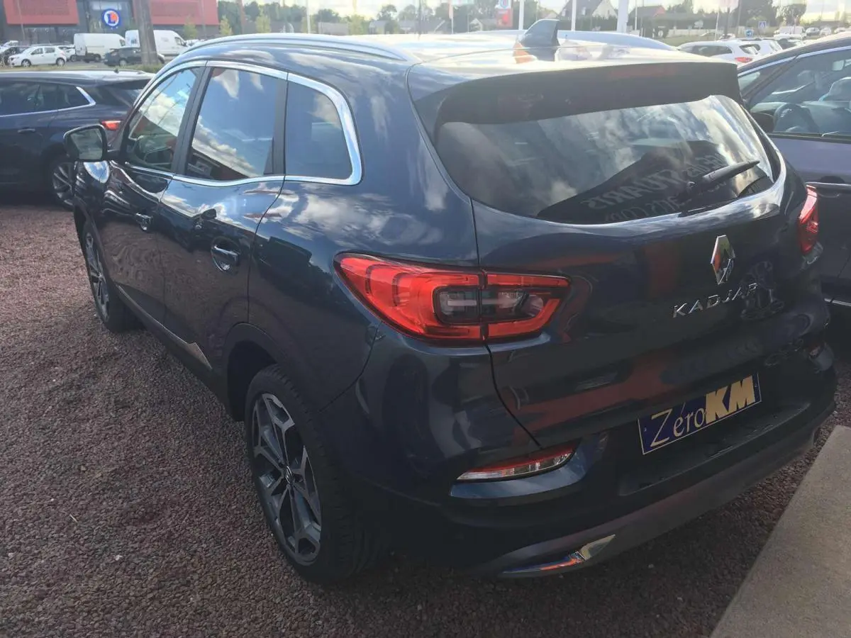 Vue 3/4 arrière droite d'un Renault Kadjar gris titanium avec feux arrière LED et jantes alliage 19 pouces.