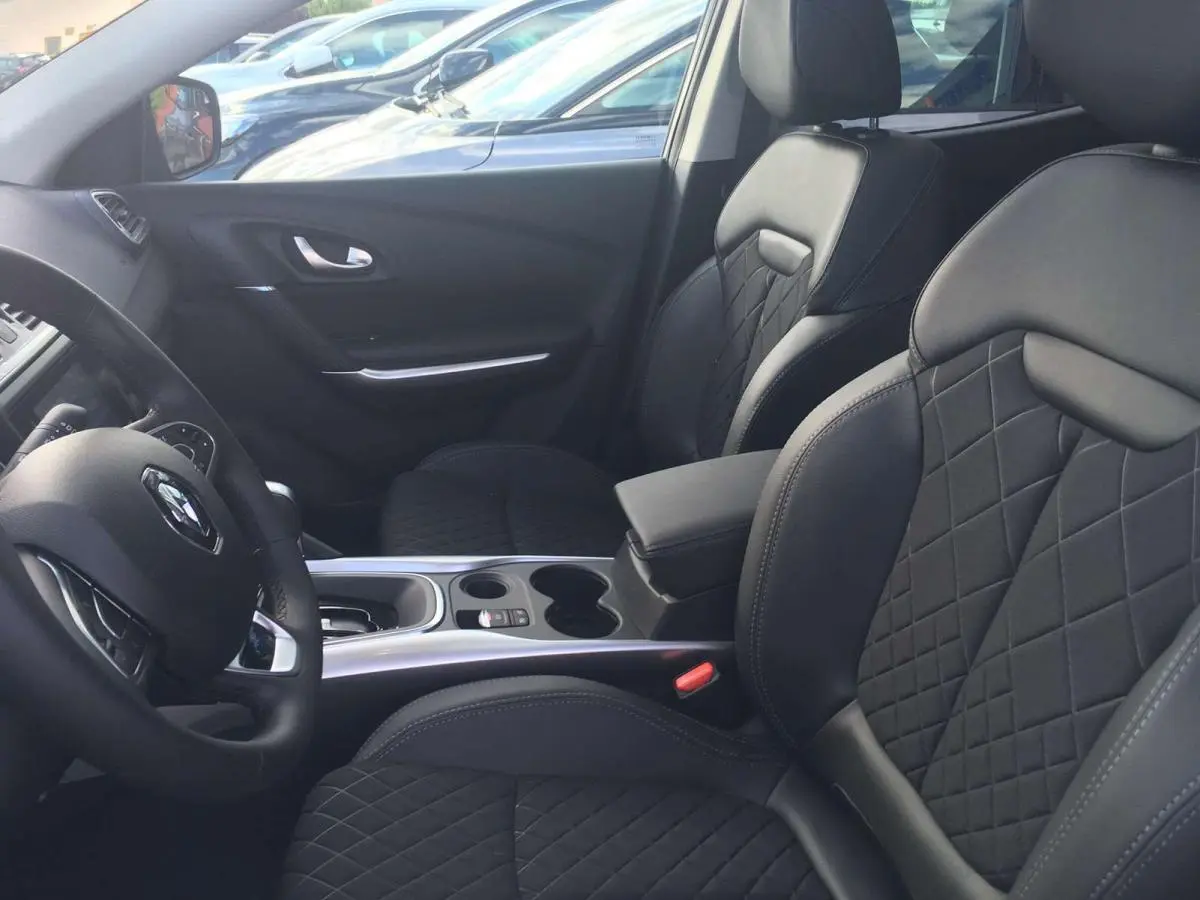 Vue intérieure côté conducteur du Renault Kadjar 1.5 BlueDCi 2020, sièges noirs matelassés et console centrale argentée.