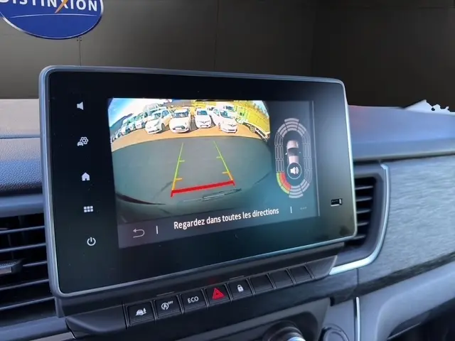 Écran tactile central montrant la caméra de recul avec guidage, tableau de bord gris foncé du Nissan Primastar 2025.