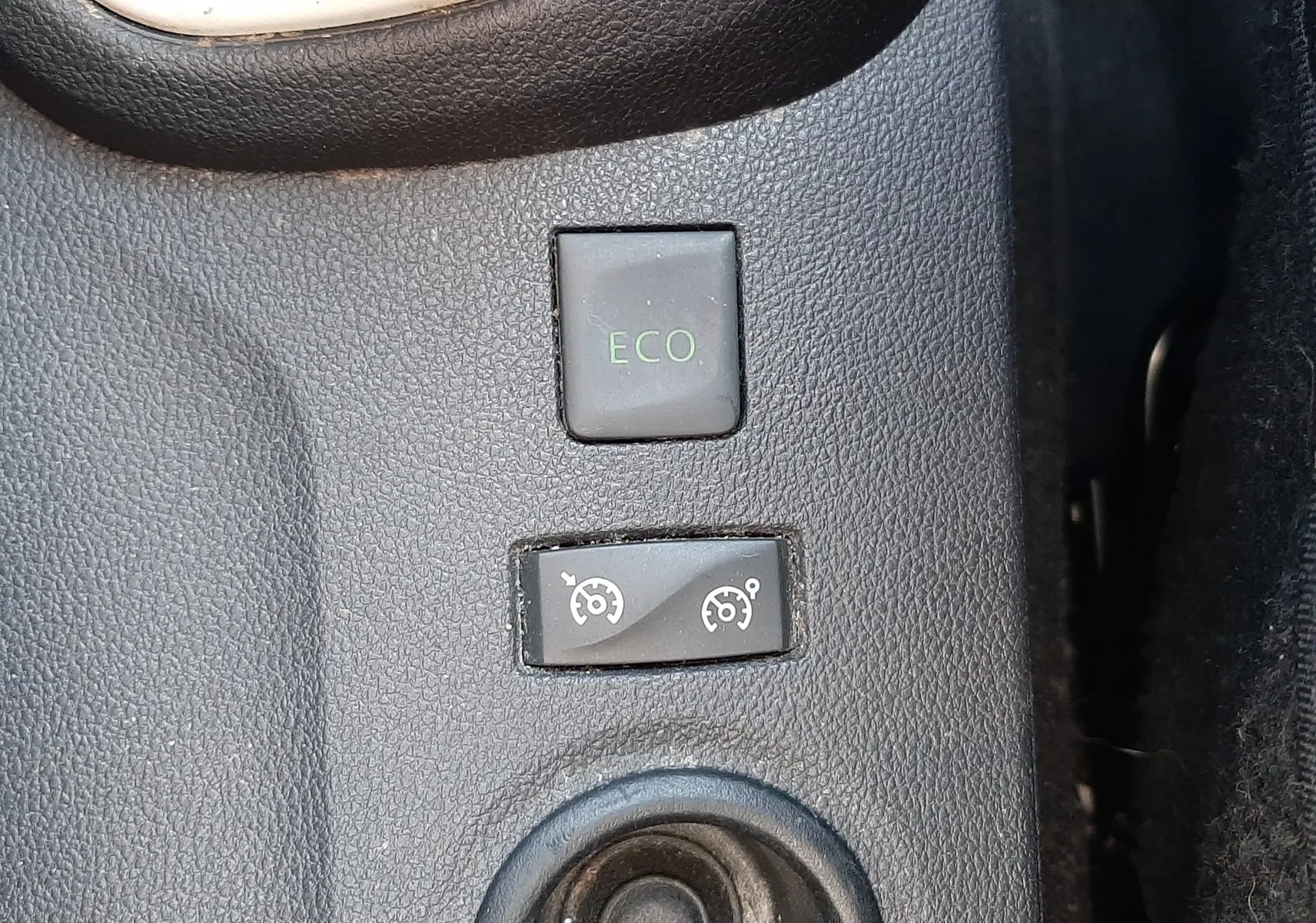 Gros plan sur la commande des essuie-glaces et la télécommande audio noire à gauche du volant d'un Renault Captur gris platine.