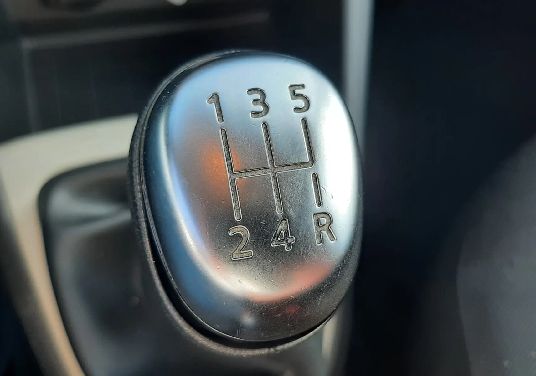 Gros plan sur les boutons de commande ECO et régulateur de vitesse du Renault Captur gris platine 2019, intérieur noir.