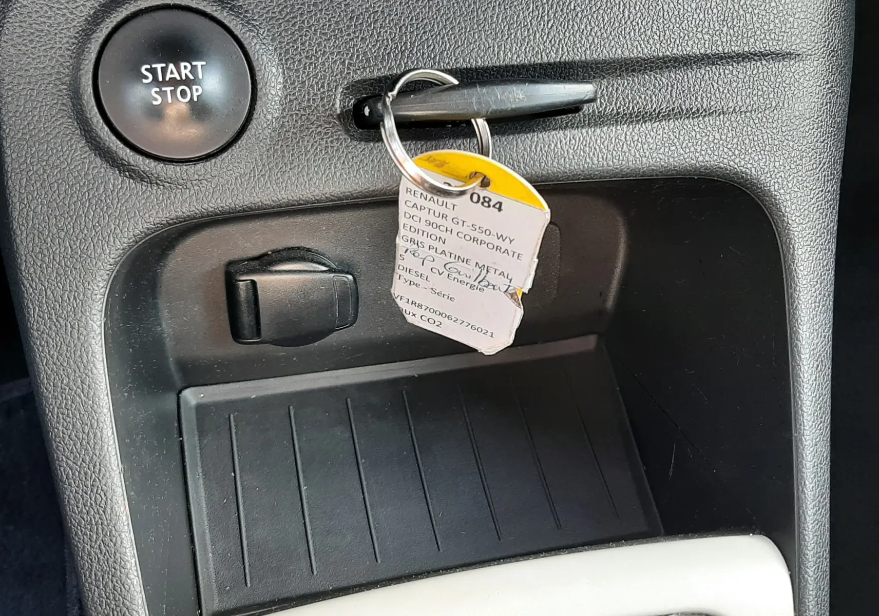 Gros plan sur le levier de vitesses manuel argenté du Renault Captur 1.5 DCI 90 Corporate Edition, intérieur noir.