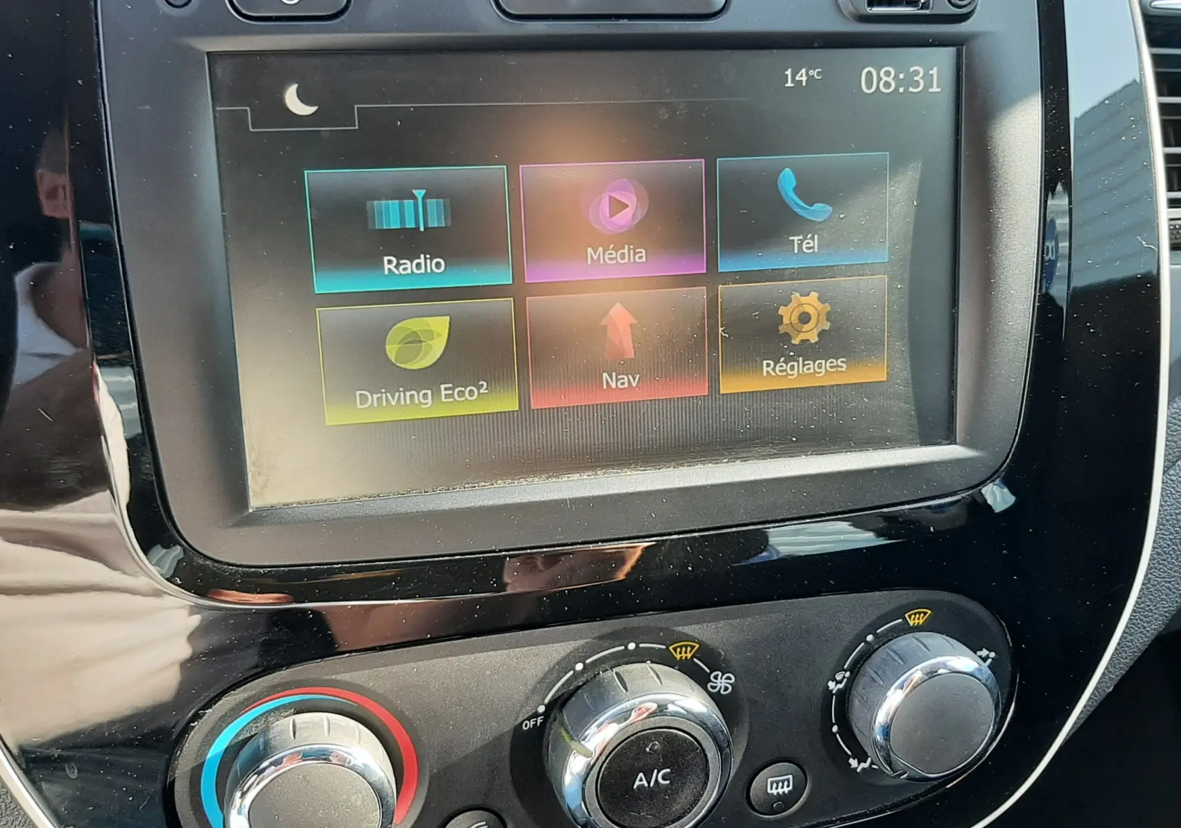 Détail de la console centrale avec bouton Start/Stop et clé Renault Captur 1.5 DCI 90 Gris Platine suspendue.