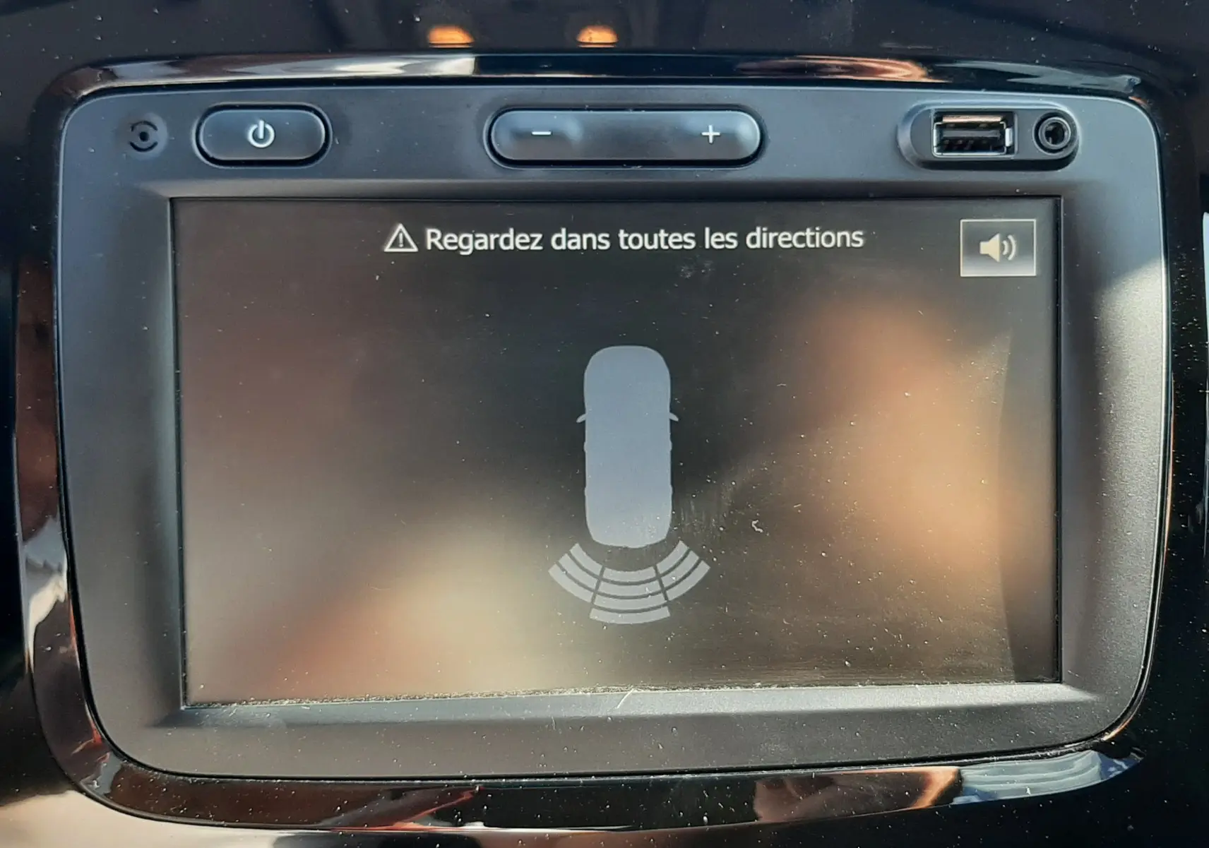 Écran tactile central du Renault Captur 2019 affichant les réglages de connectivité Bluetooth et smartphone.
