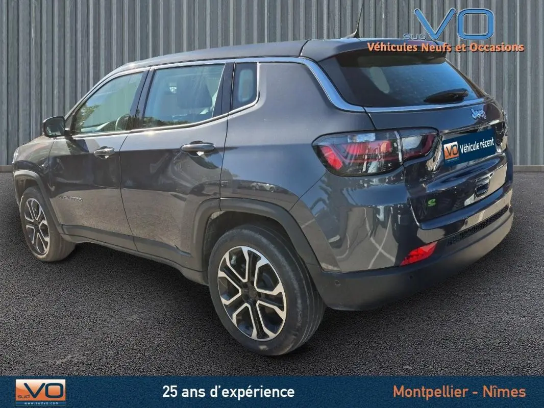 Vue 3/4 arrière droite du Jeep Compass gris 2024 avec jantes alliage 18 pouces et feux arrière LED visibles.