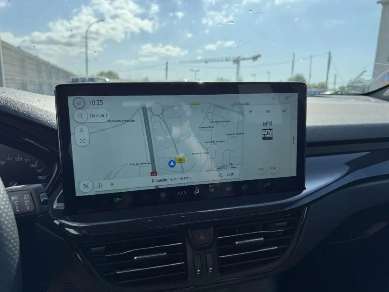 Vue intérieure centrée sur l'écran tactile 13 pouces du système multimédia Ford SYNC 4 de la Ford Focus gris Moondust.