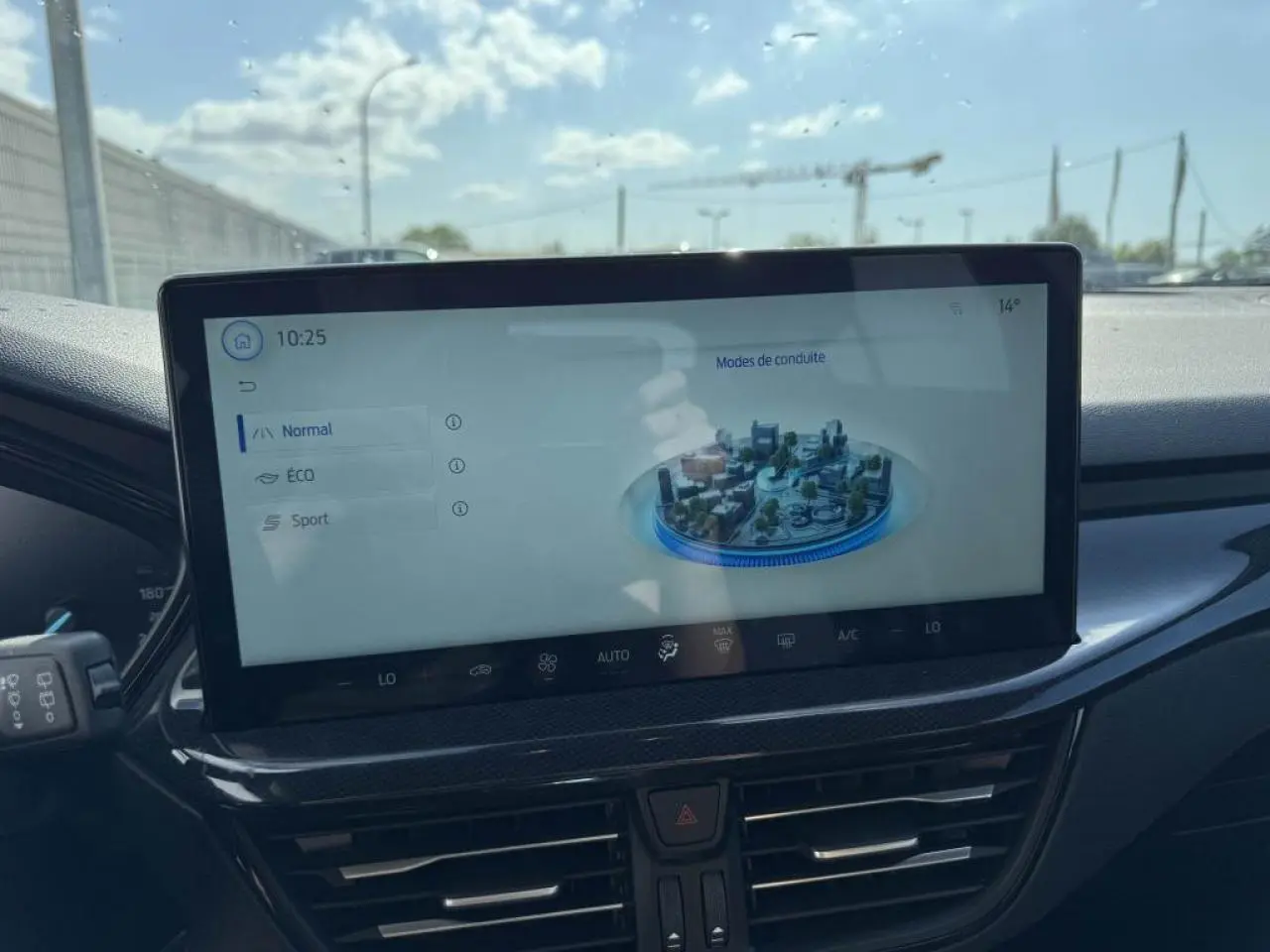 Écran tactile central de la Ford Focus IV ST-Line X, affichant les modes de conduite Eco, Normal et Sport.