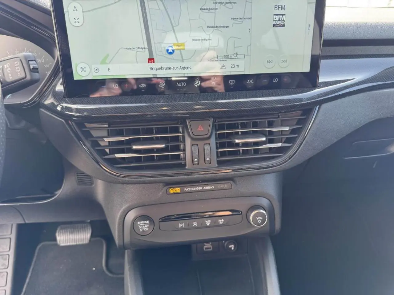 Vue rapprochée de la console centrale de la Ford Focus IV ST-Line X 2025 avec écran tactile et commandes climatisation.